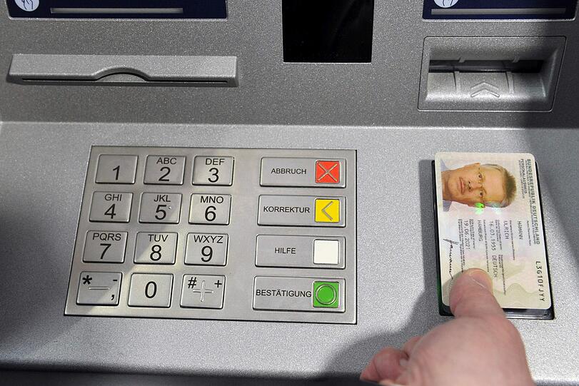 Eine der wirkungsreichsten Entwicklungen auf der CeBit stellte das Bundesinnenministerium vor: Mit den neuen Personalausweisen sollen viele Behördenangelegenheiten auf elektronischem Weg geregelt werden können. Außerdem soll es in Zukunft möglich sein, mit dem Personalausweis Geld abzuheben und die EC-Karte daheim zu lassen. Dafür wurde ein spezieller Chip in die Ausweise integriert.
