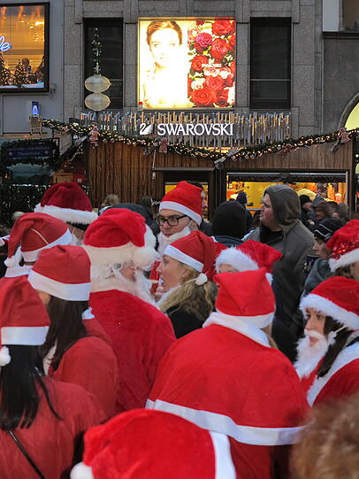 Aber nicht nur hier ist es in der Weihnachtszeit schön rot. Auch das große Geschäftshaus in der Fußgängerzone...