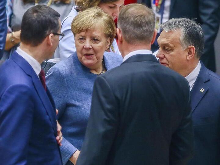 Bundeskanzlerin Angela Merkel im Gespräch mit Ungarns Ministerpräsident Viktor Orban (r-l), dem rumänischen Präsidenten Klaus Johannis und dem polnischen Regierungschef Mateusz Morawiecki.