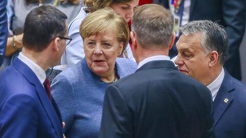 Bundeskanzlerin Angela Merkel im Gespräch mit Ungarns Ministerpräsident Viktor Orban (r-l), dem rumänischen Präsidenten Klaus Johannis und dem polnischen Regierungschef Mateusz Morawiecki.
