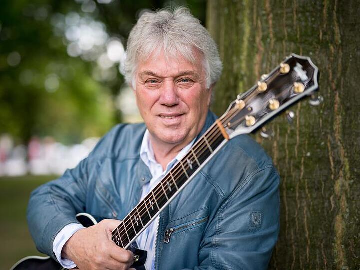 Der Musiker und Musikproduzent Rolf Zuckowski. Foto: Daniel Reinhardt/dpa/Archivbild
