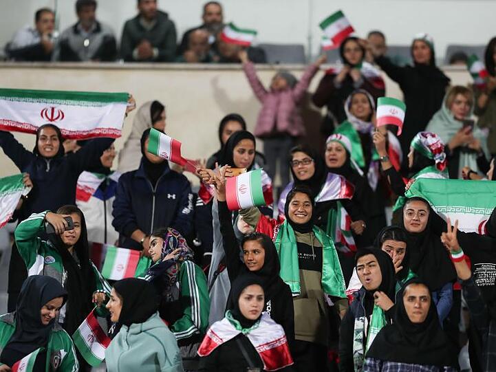 Bei Länderspielen dürfen iranische Frauen nun ins Fußball-Stadion.