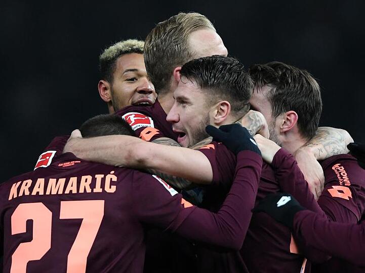 Hoffenheims Ermin Bicakcic (M) jubelt mit seinen Mitspielern.