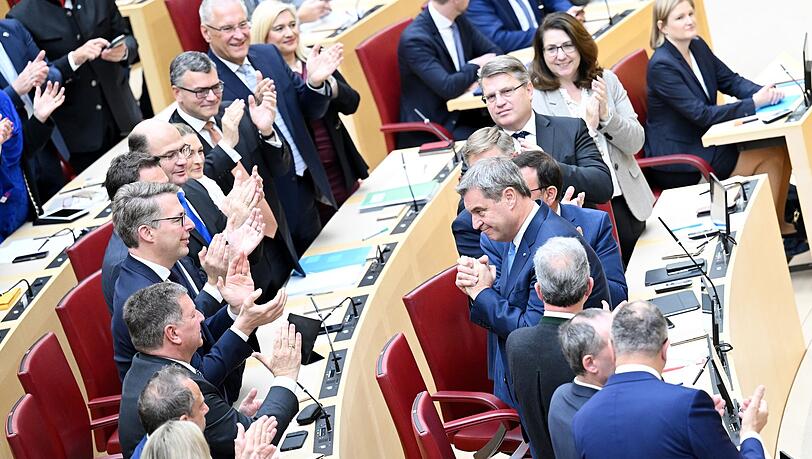 Abgeordnete applaudieren dem neu gewählten bayerische Ministerpräsident Markus Söder. Abgeordnete applaudieren dem neu gewählten bayerische Ministerpräsident Markus Söder.