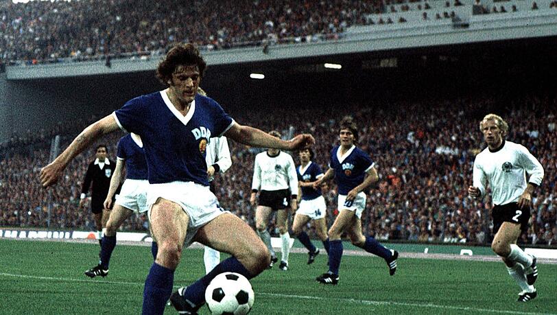 Musste gegen die DDR eine 0:1-Niederlage hinnehmen: Berti Vogts (hinten) und die BRD. Musste gegen die DDR eine 0:1-Niederlage hinnehmen: Berti Vogts (hinten) und die BRD.