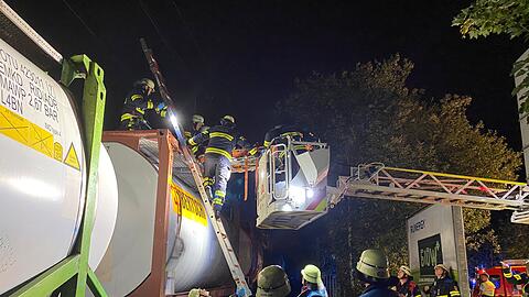 Erst nachdem der Strom abgestellt war, konnte die Feuerwehr mit der Rettung beginnen.