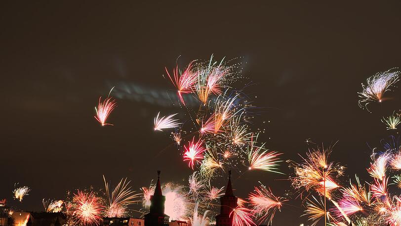 Feuerwerk an Silvester wie hier in Berlin ist beliebt in Deutschland - trotz aller Debatten um Umweltschäden (Archivbild) Feuerwerk an Silvester wie hier in Berlin ist beliebt in Deutschland - trotz aller Debatten um Umweltschäden (Archivbild)