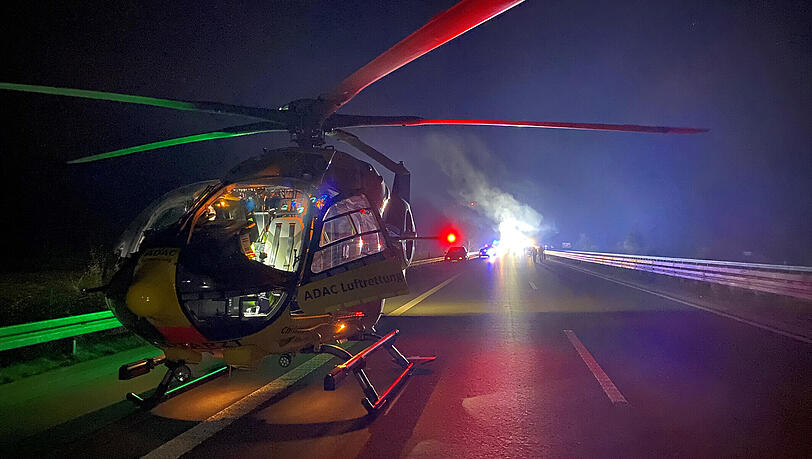 Ein Rettungshubschrauber flog den lebensgefährlich verletzten Beifahrer ins Krankenhaus. (Symbolbild) Ein Rettungshubschrauber flog den lebensgefährlich verletzten Beifahrer ins Krankenhaus. (Symbolbild)