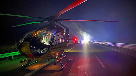 Ein Rettungshubschrauber flog den lebensgef&auml;hrlich verletzten Beifahrer ins Krankenhaus. (Symbolbild)