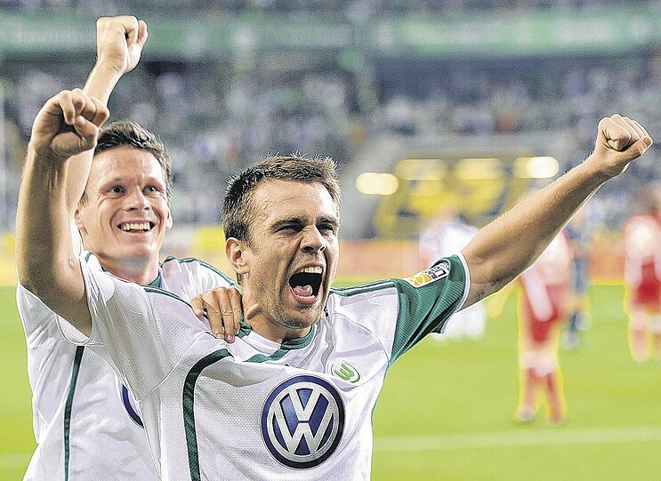 Schon vier Treffer in Liga und Pokal: Zvjezdan Misimovic (hier mit Sascha Riether/l.) hat sich beim Vfl Wolfsburg &ndash; anders als bei Bayern &ndash; durchgesetzt. Foto: AP
