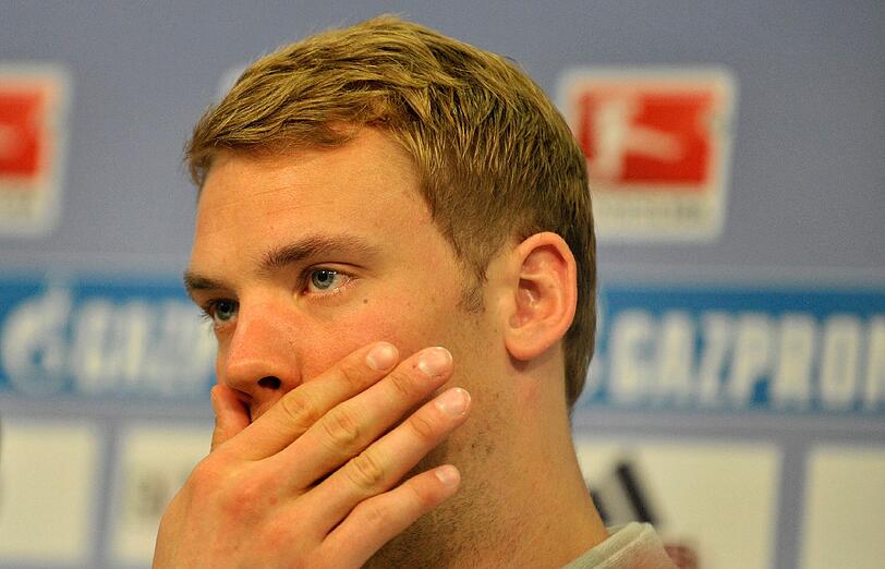 Manuel Neuer mit feuchten Augen bei der Pressekonferenz