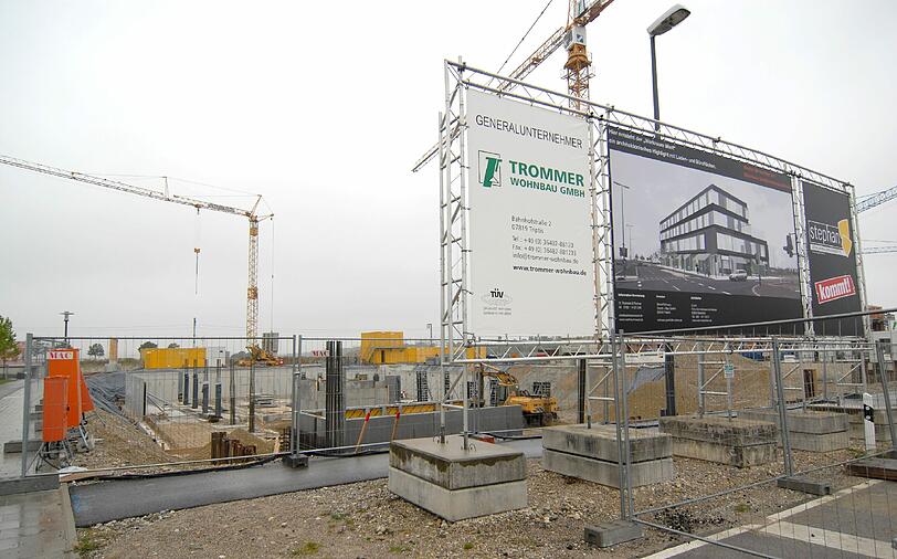 In Freiham wird überall gebaut, Industriegebiet, den Anfang haben Möbelhaus Höffner und Baumarkt Hornbach gemacht, Baustellen für Industrie-, Büro und Wohnungsbau,Möbel Stephan