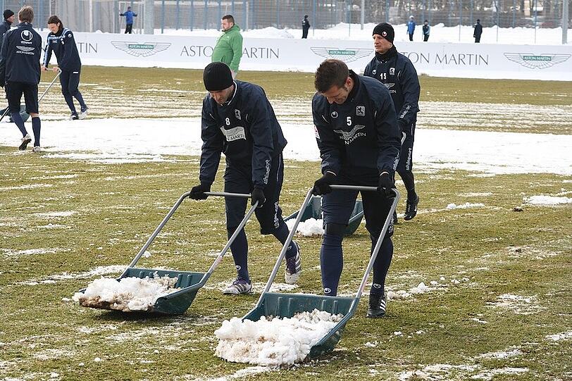 Tauwetter bei den Löwen: Am Donnerstag mussten die Sechzger an die Schneeschippe, bevor es ins Training ging. Schaufeln für den Erfolg - die Bilder von der Grünwalder.