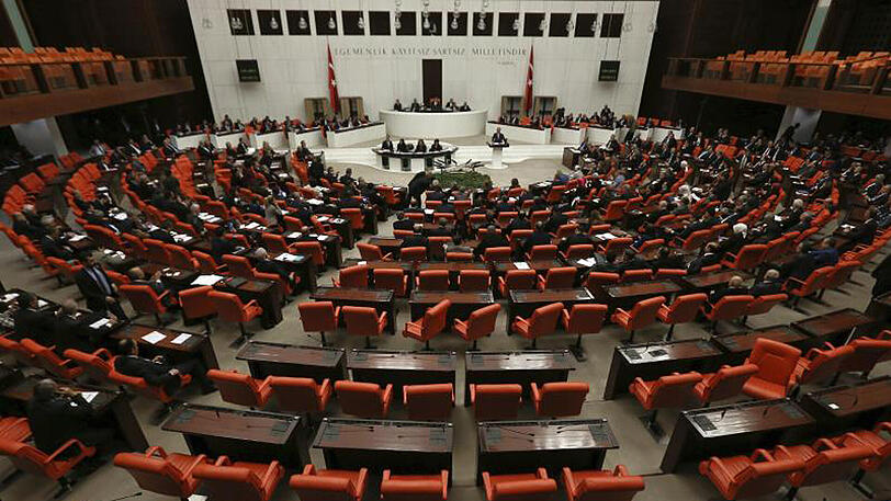 Abgeordnete des Parlaments bei der Debatte über die geplante Verfassungsreform in der Türkei.