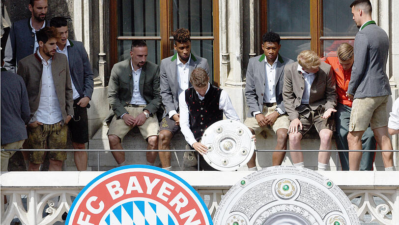 Auch Thomas Müller durfte mal schnuppern, aber er kennt die Meisterschale ja ohnehin schon sehr lange.