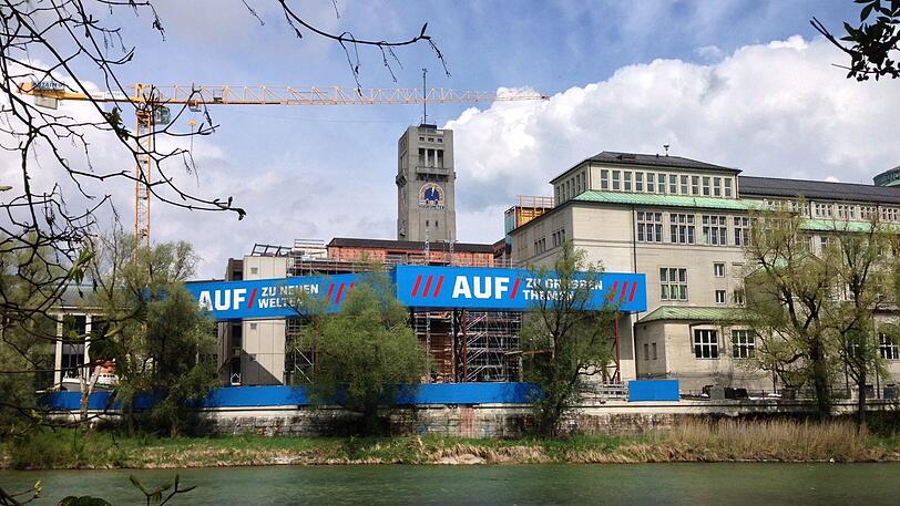 Ein Kran am Deutschen Museum zeigt es klar: Hier wird saniert.