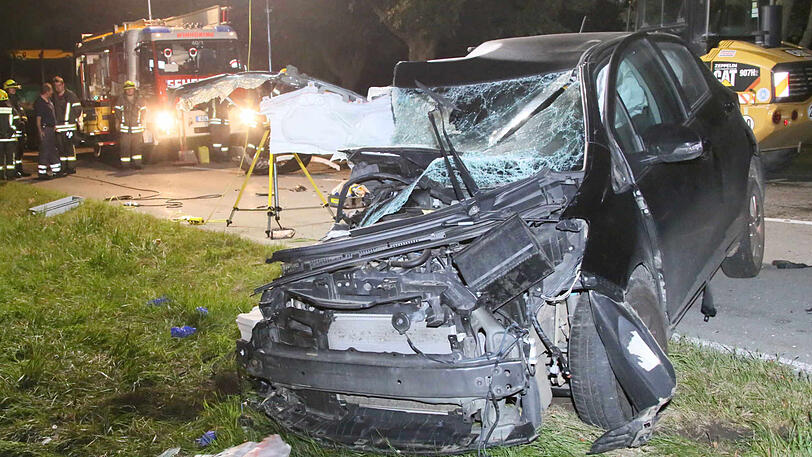 Die rechte Seite des Autos wurde komplett zerstört, laut Polizei war der Fahrer betrunken. Die Bilder vom Unfallort.