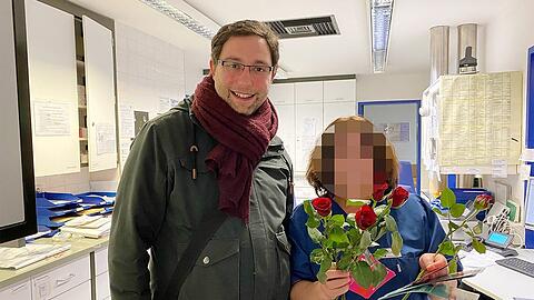 Jagel mit einer Pflegerin auf Station in Großhadern.