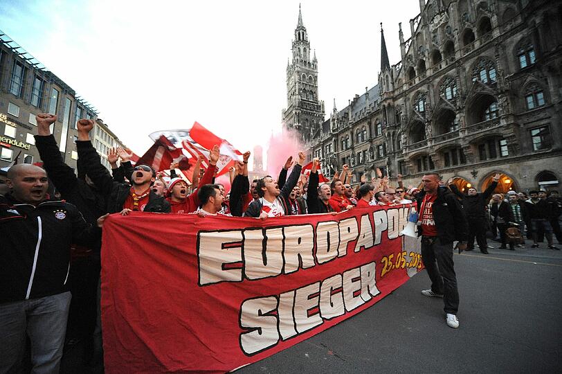 Bayern-Fans ziehen durch die Münchner Innenstadt. Die Bilder von der Jubel-Feier.