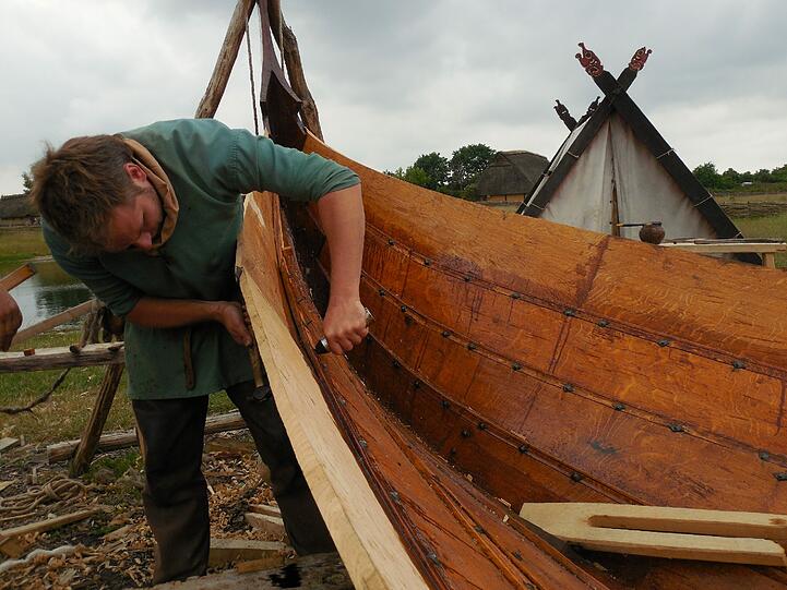 Acht bis neun Monate braucht Schiffsbauer Mikkel Fisker für ein originalgetreues Wikinger-Langboot.