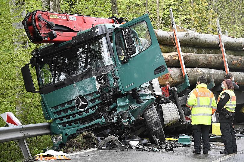 Der Holztransporter kam bei dem Unfall von der Straße ab und rutschte beinahe in den parallel laufenden Bach an der Straße.