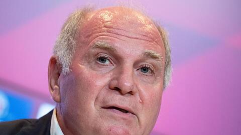 Uli Hoeneß, Präsident FC Bayern München, nimmt an einer Pressekonferenz teil. Foto: Sven Hoppe