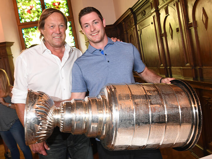 Erich Kühnhakl (l.) mit seinem Sohn Tom, der 2016  mit den Pittsburgh Penguins den Stanley Cup gewann.