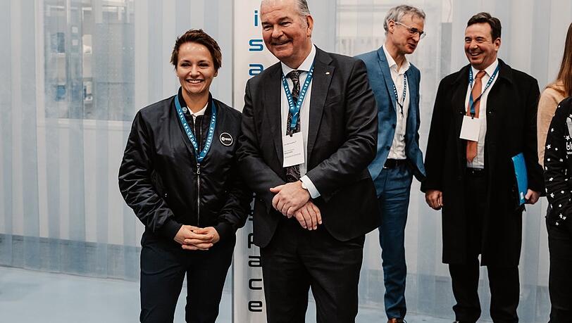 ESA-Reserve-Astronautin Amelie Schönenwald und der schwedische Botschafter in Deutschland, Per Thöresson. ESA-Reserve-Astronautin Amelie Schönenwald und der schwedische Botschafter in Deutschland, Per Thöresson.