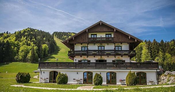 Beliebtes Wander- und Ausflugshotel: das Berghotel Sonnenbichl heute. So kennen es Ausflügler seit Jahrzehnten. Beliebtes Wander- und Ausflugshotel: das Berghotel Sonnenbichl heute. So kennen es Ausflügler seit Jahrzehnten.