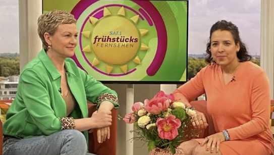 Karen Heinrichs im Gespräch mit ihrer ehemaligen "Sat.1 Frühstücksfernsehen"-Kollegen Phylicia Whitney. Karen Heinrichs im Gespräch mit ihrer ehemaligen "Sat.1 Frühstücksfernsehen"-Kollegen Phylicia Whitney.
