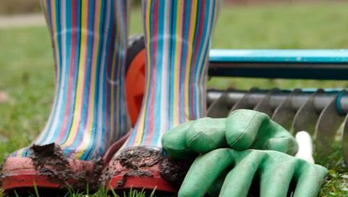 Gummistiefel, Handschuhe - was man im Garten so braucht.