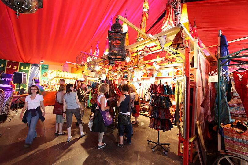 Münchens beliebtes Sommerfestival läuft wieder. Am Mittwoch wurde das Tollwood 2011 eröffnet. Impressionen von Tag 1.
