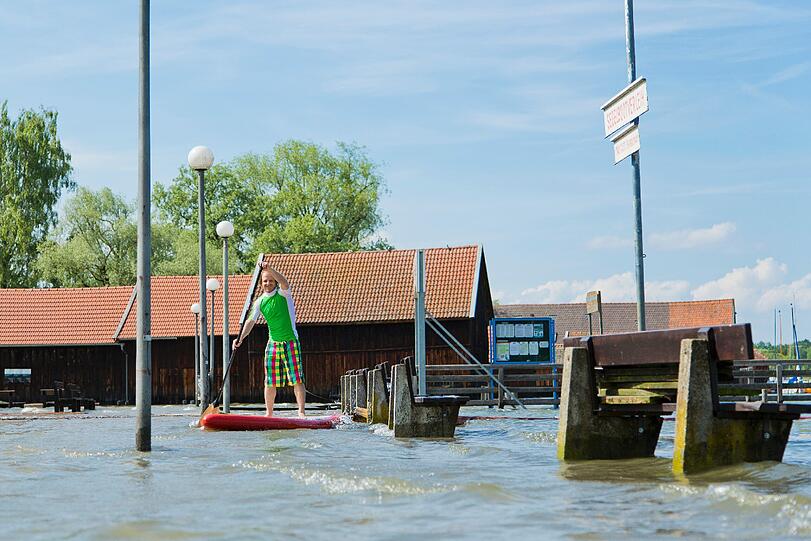 Fanatic-Teamfahrer Fabian Weber erkundet das Hochwasser in Diessen am Ammersee per Stand Up Paddeling