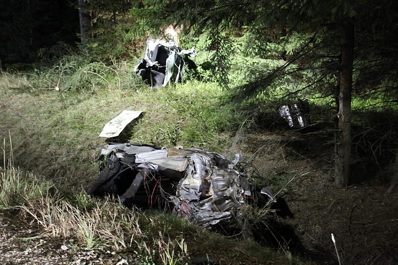 Durch die Wucht des Aufpralls wurde der Mercedes regelrecht zerfetzt. Der Fahrer starb in den Trümmern.