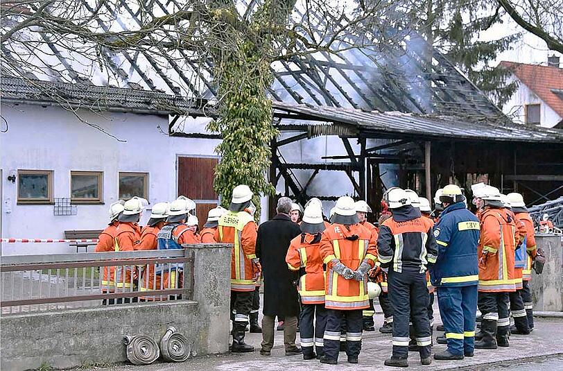 Bilder vom Bauernhof-Brand in Neufahrn bei Freising. Der Landwirt erlitt einen Herzinfarkt, als er den Brand bemerkte.