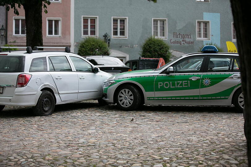 Eine halbe Stunde jagte die Polizei dem Einbrecher im Landkreis Traunstein hinterher. Erst in Tittmoning wurde er gestoppt. Die Bilder.