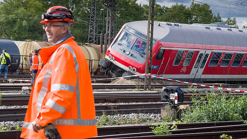 ... auch eine Oberleitung wurde abgerissen.