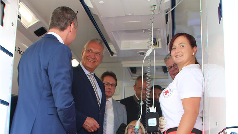 Bayerns Innenminister Joachim Herrmann (2. v.l.) war auch vor Ort.
