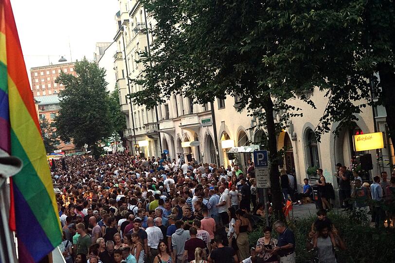 Laut, bunt und vor allem schwul: Das Hans-Sachs-Straßenfest zieht knapp 10.000 Menschen aus München und der queeren Szene an.