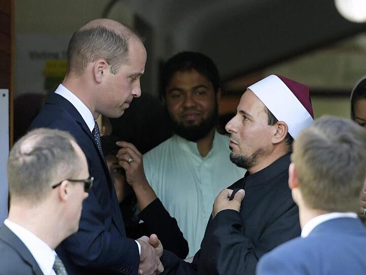 Prinz William im Gespräch mit Imam Gamel Fouda während des Besuchs der Al-Noor-Moschee.