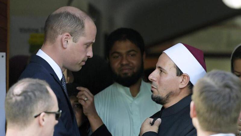 Prinz William im Gespräch mit Imam Gamel Fouda während des Besuchs der Al-Noor-Moschee. Prinz William im Gespräch mit Imam Gamel Fouda während des Besuchs der Al-Noor-Moschee.