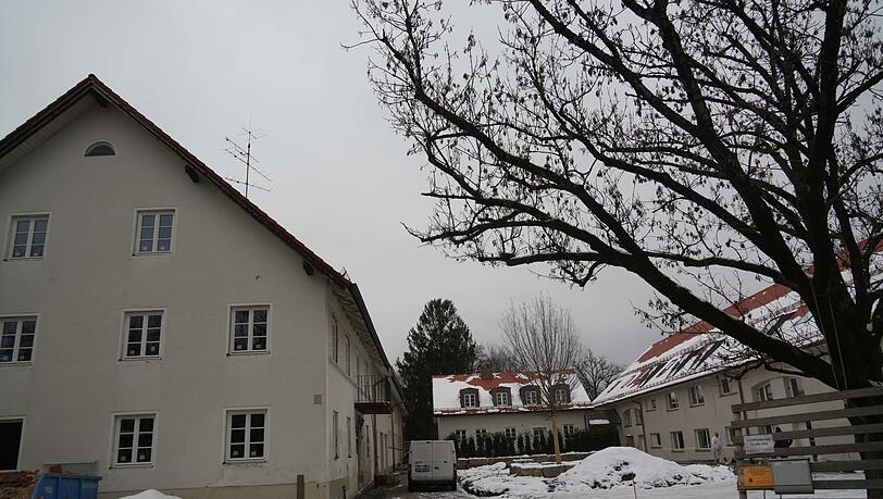 So sieht er gerade aus, der historische Stürzerhof in Großhadern. Ins große Gebäude links zieht Haderner Bräu im Frühling ein. Im Sommer werden dann schon ein paar Tische im Hof stehen zur Direkt-Verkostung vor Ort. So sieht er gerade aus, der historische Stürzerhof in Großhadern. Ins große Gebäude links zieht Haderner Bräu im Frühling ein. Im Sommer werden dann schon ein paar Tische im Hof stehen zur Direkt-Verkostung vor Ort.