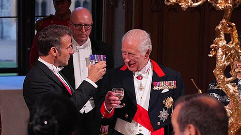 Emmanuel Macron (l) und König Charles III. stießen auf die britisch-französische Freundschaft an.