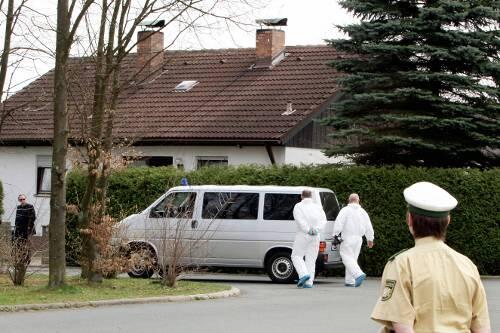 Polizisten durchsuchen das Haus in Speichersdorf.