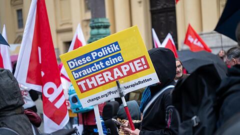 Demonstranten protestieren bei einer Verdi Kundgebung auf dem Odeonsplatz gegen die von der Bundesregierung geplanten Sparma&szlig;nahmen in der gesetzlichen Krankenversicherung.