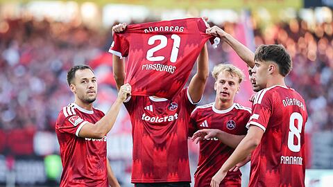 Besonderer Torjubel: Nach dem 1:0 halten Nürnbergs Profis das Trikot des fehlenden Kollegen Ioannis Masouras in die Höhe. Besonderer Torjubel: Nach dem 1:0 halten Nürnbergs Profis das Trikot des fehlenden Kollegen Ioannis Masouras in die Höhe.