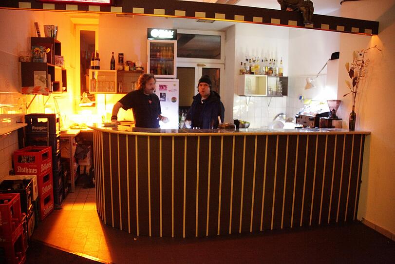 Tagsüber eine Kunst-Galerie, abends auch eine Bar: Im &bdquo;Import Export&ldquo; in der Goethestraße wird mitunter wild gefeiert.