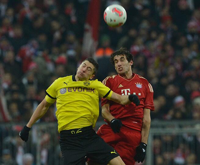 Javi Martinez im Zweikampf im Dortmunds Robert Lewandowski .