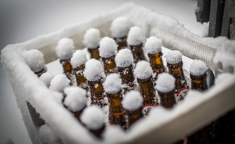 Auf einem Bierkarten in Frankfurt am Main haben sich Schneekronen gebildet.