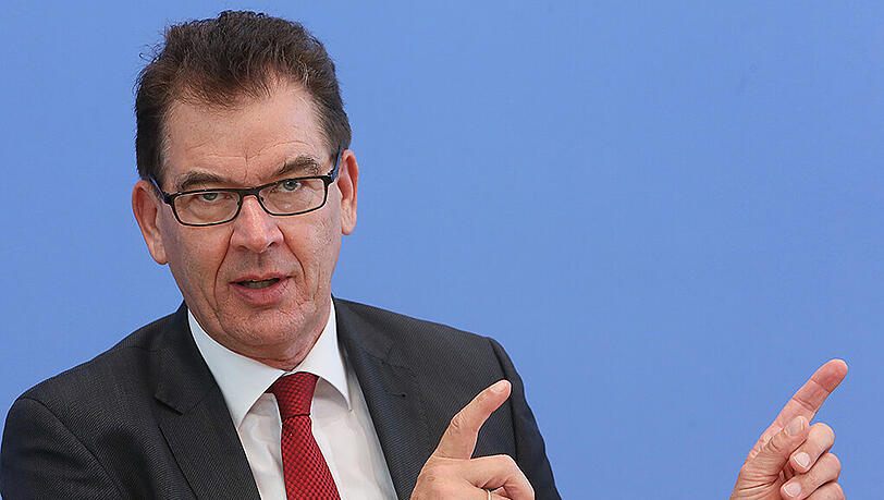 Entwicklungsminister Gerd Müller geht davon aus, dass erst ein Bruchteil der Flüchtlinge in Deutschland angekommen ist. Entwicklungsminister Gerd Müller geht davon aus, dass erst ein Bruchteil der Flüchtlinge in Deutschland angekommen ist.